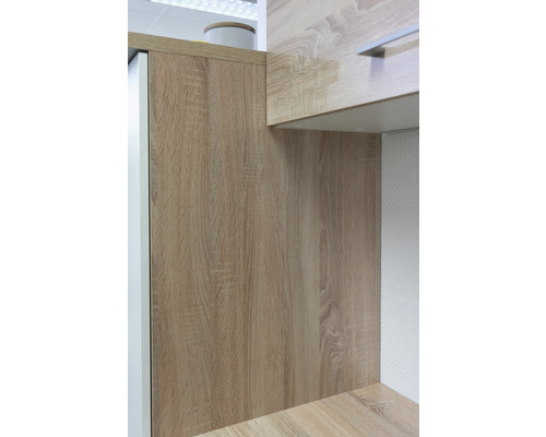 Detailansicht eines Küchenschranks mit Holzoptik