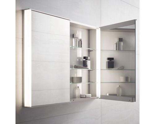 Geöffneter Spiegelschrank mit Glasablagen zur Aufbewahrung von Badartikeln