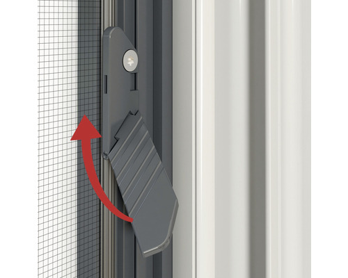 Nahaufnahme eines Insektenschutzrollos mit Drehgriff und Pfeil für die Drehrichtung