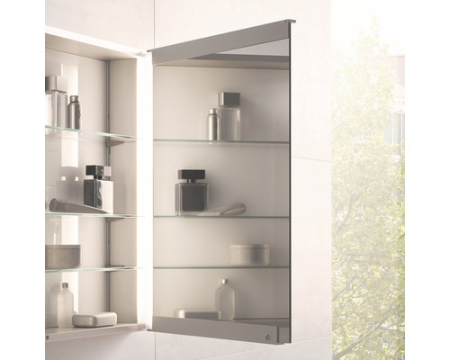 Armoire de toilette ouverte avec étagères en verre et articles de salle de bains