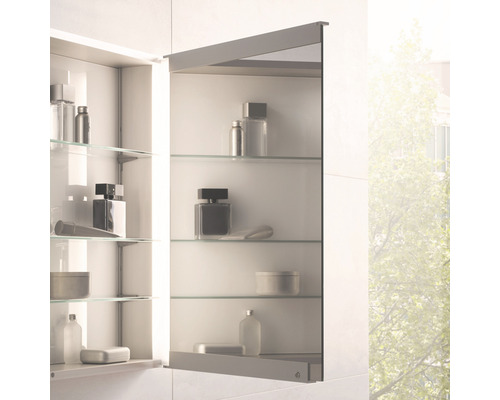 Offener Spiegelschrank mit Glasablagen im Badezimmer