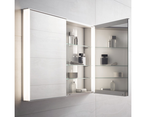 Geöffneter Spiegelschrank mit Glasablagen zur Aufbewahrung von Badartikeln