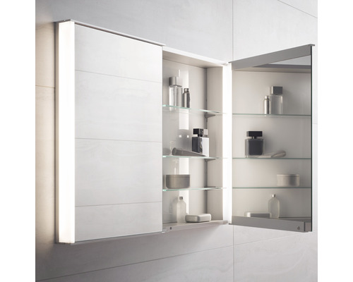 Armoire de toilette ouverte avec étagères en verre et éclairage.