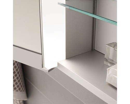 Vue détaillée d''une armoire de salle de bains avec miroir et étagère en verre