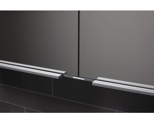 Detailaufnahme eines Spiegelschrankes mit Beleuchtung