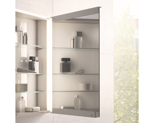 Armoire de toilette ouverte avec étagères en verre dans la salle de bain