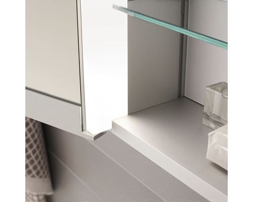 Gros plan d''une armoire de toilette avec étagère en verre et meuble sous-lavabo dans la salle de bain