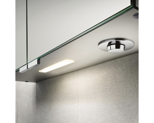 Vue détaillée d''une armoire de toilette avec éclairage intégré et interrupteur rond