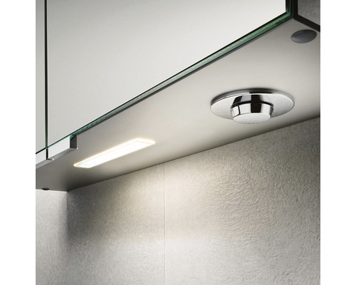 Vue détaillée d''une armoire de toilette avec éclairage et interrupteur