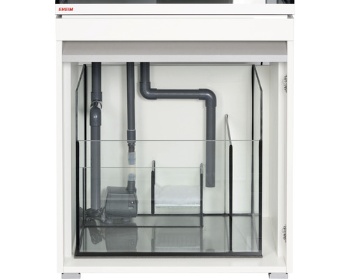 Innenansicht eines Aquarienschranks mit Aquarientechnik wie Pumpe und Rohren