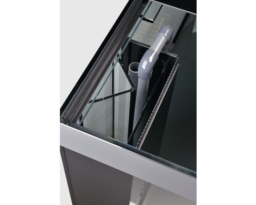 Innenansicht eines Aquariums mit Filtersystem und Rohren