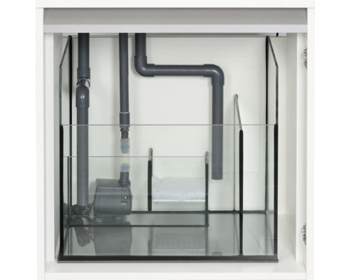 Innenansicht eines Aquarienschranks mit Filterbecken, Pumpe und Rohren