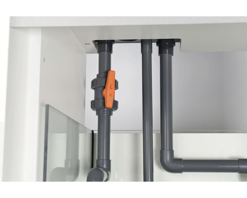 Graue Kunststoffrohre mit Absperrventil im Aquariumunterschrank