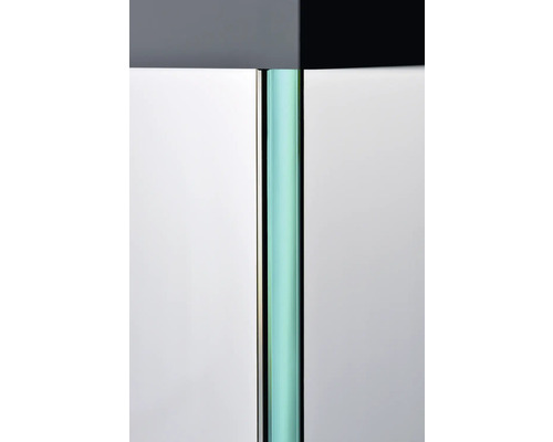 Detailaufnahme eines Glasregals mit Seitenansicht