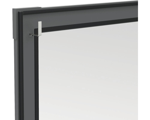 Vue détaillée d''un cadre de fenêtre avec ferrures