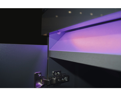 Detailaufnahme eines geöffneten Schranks mit Innenbeleuchtung