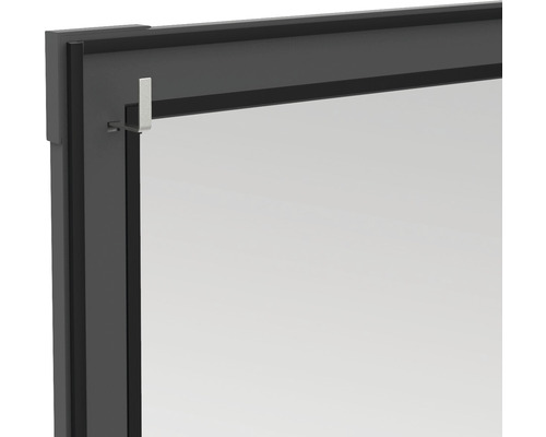 Vue détaillée d''une fenêtre avec cadre et crochet de fenêtre