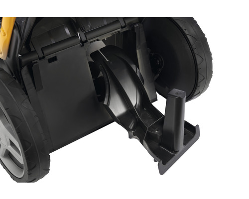 Detailansicht des Heckauswurfs eines Rasenmähers.