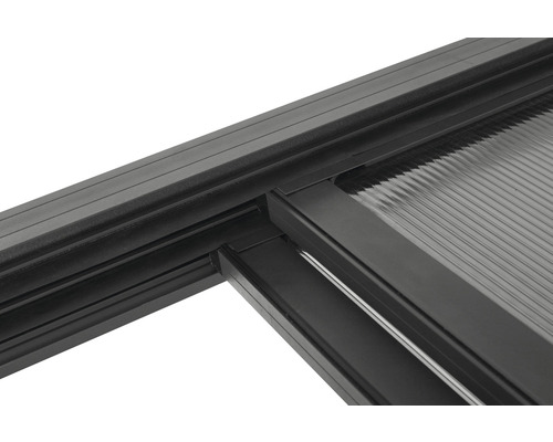 Detailaufnahme eines Terrassendachrahmens mit Polycarbonatplatten.