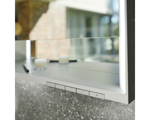 Nahaufnahme eines Spiegelschranks mit Bedienfeld