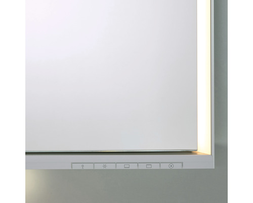 Detailansicht eines weißen Spiegelschranks mit Beleuchtung und Bedienelementen