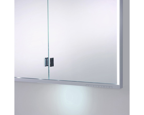 Gros plan d''une armoire de toilette avec éclairage