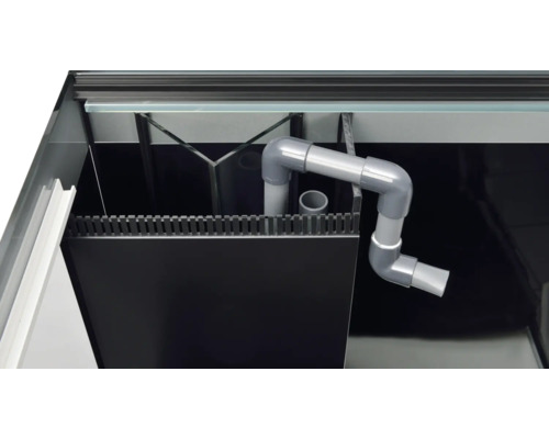 Innenansicht eines Aquariums mit Filtersystem und Rohren