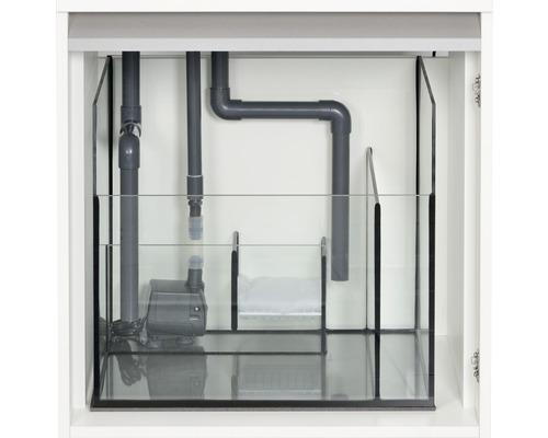 Vue intérieure du meuble d''aquarium avec pompe à eau et tuyaux