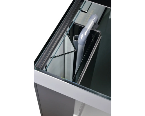 Aquarium avec système de filtration et tuyaux