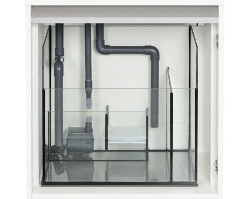 Innenansicht eines Aquarienschranks mit Filtertechnik und Pumpe.