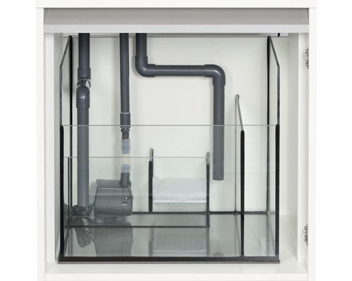 Innenansicht eines Aquarienschranks mit Aquarientechnik wie Pumpe und Rohren