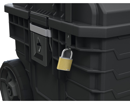 Detailaufnahme eines verschlossenen, schwarzen Werkzeugkoffers mit Rollen und einem Vorhängeschloss.