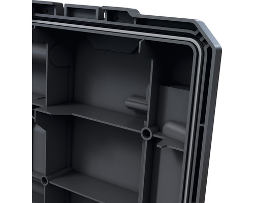 Detailansicht einer schwarzen Werkzeugkiste mit Fächern