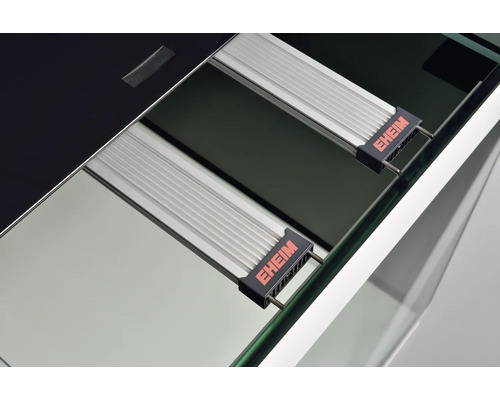 Detailansicht vun engem Aquarium mat Eheim Beliichtung