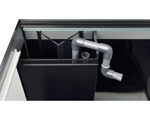 Innenansicht eines Aquariums mit Filtersystem und Rohren
