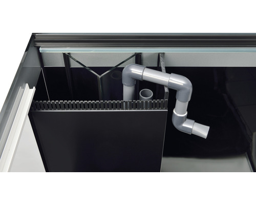 Innenansicht eines Aquariums mit Wasserablaufrohr