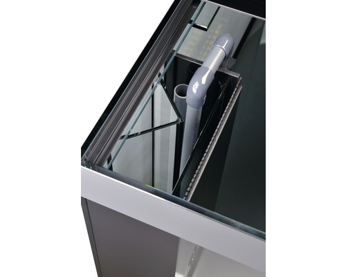 Innenansicht eines Aquariums mit Filteranlage und Glasplatten