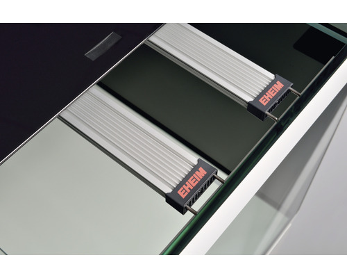 Vue détaillée d''un aquarium avec le logo Eheim et l''éclairage