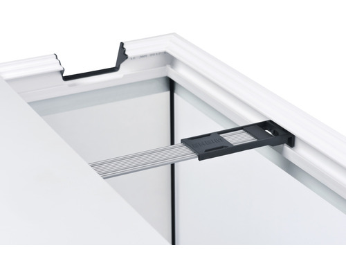 Vue détaillée d''un aquarium avec couvercle et support de lampe.