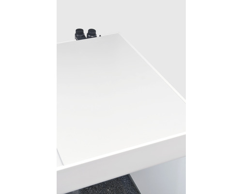 Détail d''un lavabo blanc avec raccord de robinetterie