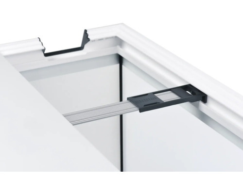 Vue détaillée d''un rebord de fenêtre avec support et lamelles