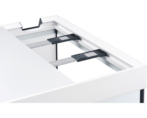 Detailansicht vun engem Aquarium mat Ofdeckung an Halterung