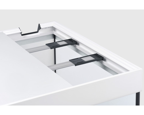 Vue détaillée d''un aquarium avec couvercle et supports