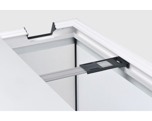 Kunststoff Rollladensicherung am Fensterrahmen