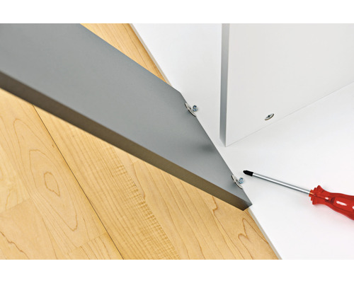 Montage eines Möbelstücks mit Schraubenzieher