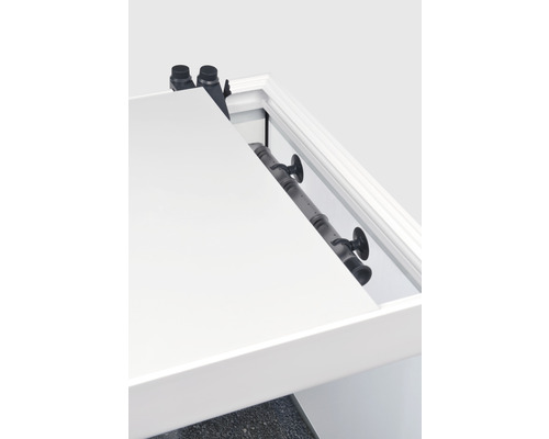 Vue détaillée d''un système de porte coulissante avec rail de roulement et ferrures.