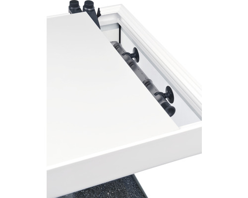 Innenansicht eines Aquariums mit Filter und Zubehör