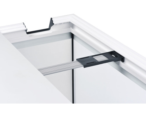 Detailansicht eines Aquariums mit Abdeckung und Halterung