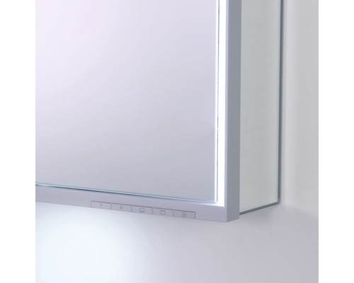 Vue détaillée d''une armoire de toilette avec éclairage intégré et éléments de commande