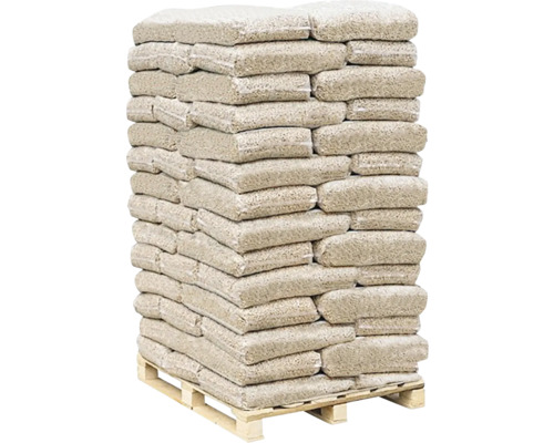 Palette mit gestapelten Pelletsäcken